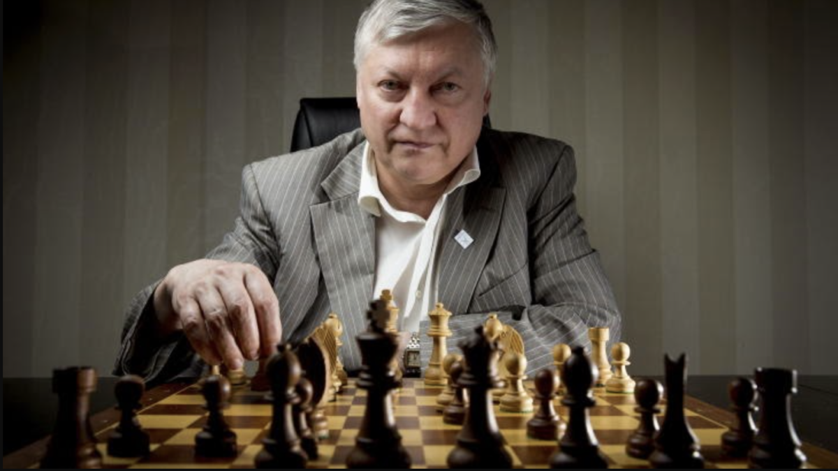 O grande mestre de xadrez russo Anatoly Yevgenyevich Karpov.